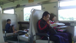 Bau nasi goreng mulai menggoda iman. Seingat saya, nasi goreng di kereta eksekutif disajikan di atas piring. Ternyata kereta ekonomi AC punya cara penyajian yang berbeda. Pakai styrofoam.  *menghirup wangi nasi goreng sambil menikmati lagu Stairway to Heaven kolaborasi Led Zeppelin dan Pink Floyd. Duh, lapar! :D 
