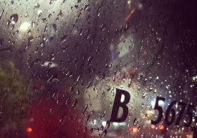 Titik-Titik Air Hujan yang Menempel di Jendela Itu adalah Kita